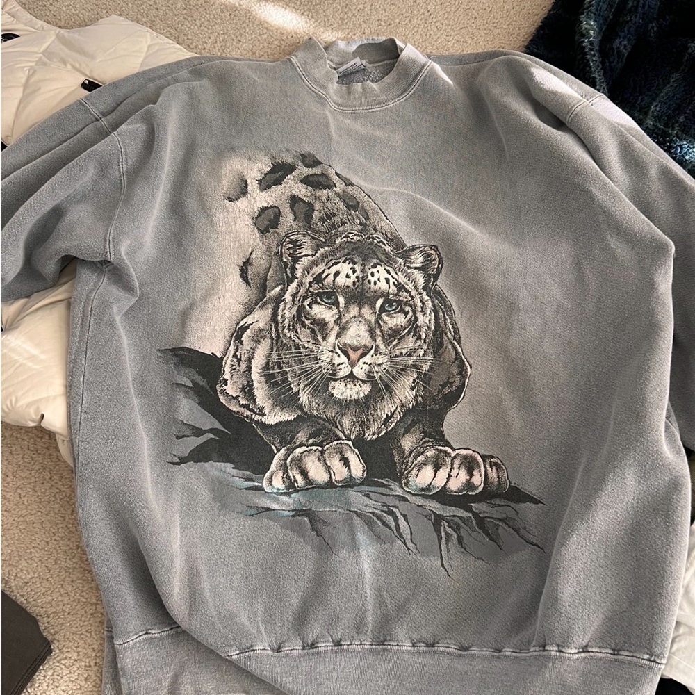 IN SEARCH OF … Vintage-Inspired Gray Snow Leopard Crewneck Sweatshirt